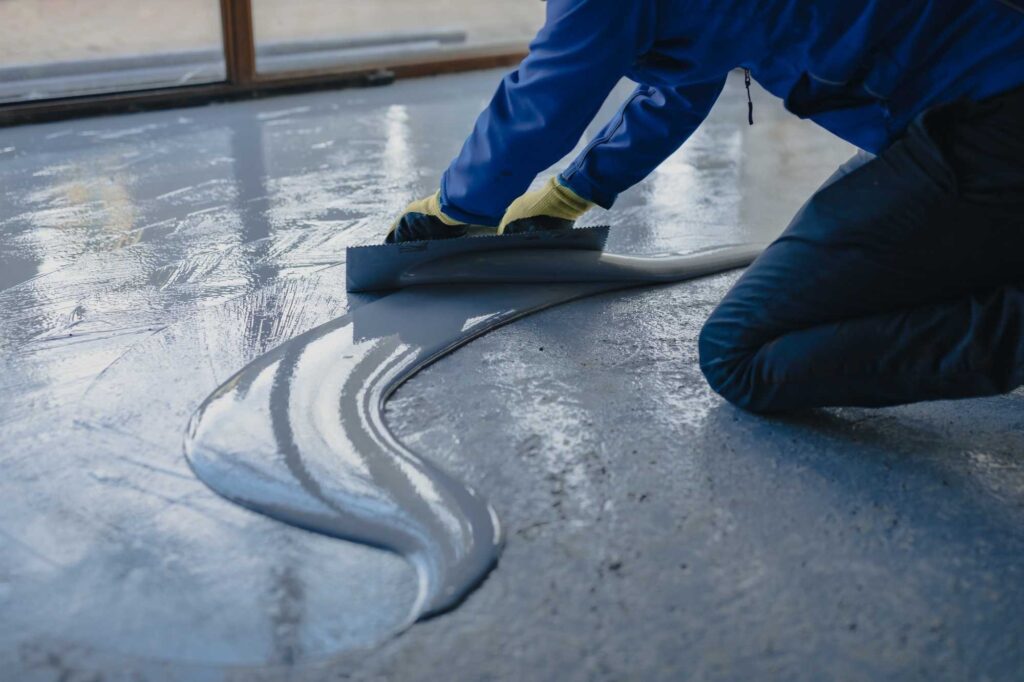 imgi_29_the-worker-applies-gray-epoxy-resin-to-the-new-floor-4